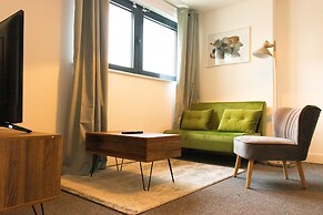 Livestay - 3 bed Apt With Balcony Near Heathrow