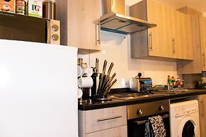 Livestay - 3 bed Apt With Balcony Near Heathrow