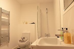 Livestay - 3 bed Apt With Balcony Near Heathrow