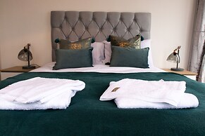 Livestay - 3 bed Apt With Balcony Near Heathrow