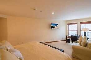 Northwoods Private Condo with Easy Ski-In Ski-Out Access by RedAwning