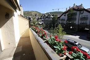 17 Vail Road Condos Short Walk to Vail Village and Gondola One by RedA