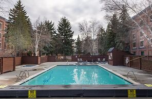 Park Station by Luxury Mountain