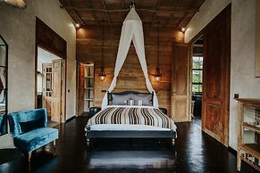 Exceptional 9BR Incredible Jungle View, River Access