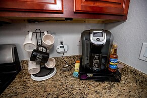 Gorgeous Urban Oasis W/hot Tub, Heated Pool And Private Movie Theater 