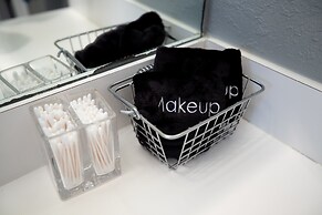 Gorgeous Urban Oasis W/hot Tub, Heated Pool And Private Movie Theater 