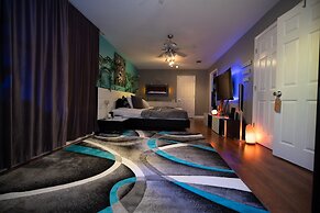 Gorgeous Urban Oasis W/hot Tub, Heated Pool And Private Movie Theater 