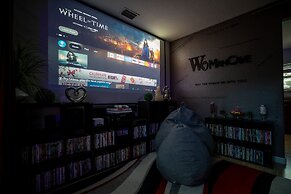 Gorgeous Urban Oasis W/hot Tub, Heated Pool And Private Movie Theater 