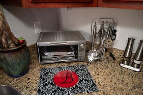 Gorgeous Urban Oasis W/hot Tub, Heated Pool And Private Movie Theater 