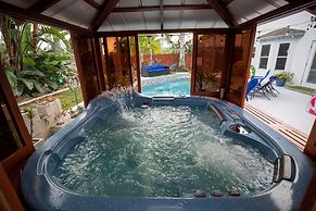 Gorgeous Urban Oasis W/hot Tub, Heated Pool And Private Movie Theater 
