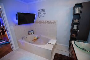 Gorgeous Urban Oasis W/hot Tub, Heated Pool And Private Movie Theater 