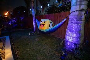 Gorgeous Urban Oasis W/hot Tub, Heated Pool And Private Movie Theater 