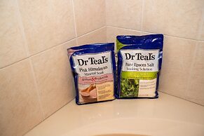 Gorgeous Urban Oasis W/hot Tub, Heated Pool And Private Movie Theater 