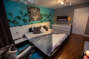 Gorgeous Urban Oasis W/hot Tub, Heated Pool And Private Movie Theater 