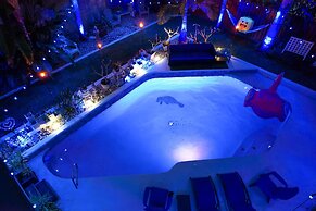 Gorgeous Urban Oasis W/hot Tub, Heated Pool And Private Movie Theater 