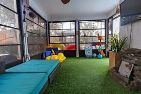 Gorgeous Urban Oasis W/hot Tub, Heated Pool And Private Movie Theater 