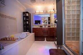 Gorgeous Urban Oasis W/hot Tub, Heated Pool And Private Movie Theater 