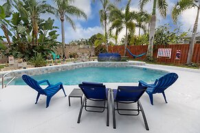 Gorgeous Urban Oasis W/hot Tub, Heated Pool And Private Movie Theater 