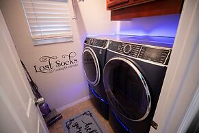 Gorgeous Urban Oasis W/hot Tub, Heated Pool And Private Movie Theater 