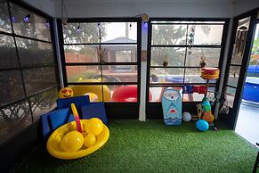 Gorgeous Urban Oasis W/hot Tub, Heated Pool And Private Movie Theater 