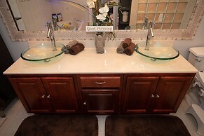 Gorgeous Urban Oasis W/hot Tub, Heated Pool And Private Movie Theater 