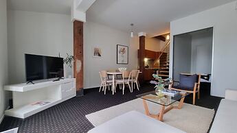 Chic & Spacious CBD Loft - 2 Beds & City