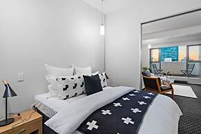 Chic & Spacious CBD Loft - 2 Beds & City
