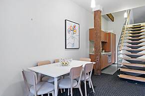Chic & Spacious CBD Loft - 2 Beds & City