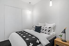 Chic & Spacious CBD Loft - 2 Beds & City