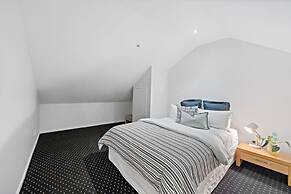 Chic & Spacious CBD Loft - 2 Beds & City