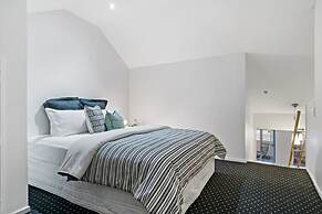 Chic & Spacious CBD Loft - 2 Beds & City