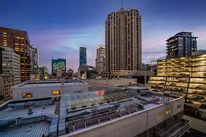 Chic & Spacious CBD Loft - 2 Beds & City