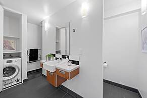 Chic & Spacious CBD Loft - 2 Beds & City
