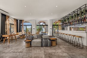 Cabana Blu Hotel & Suites