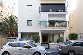 Gorgeous Bauhaus Interior Near the Beach
