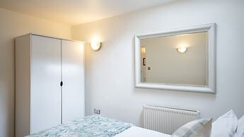 Modern Townhouse Apartment in Stratford Upon Avon With Wifi & Netflix