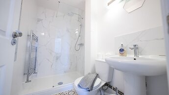 Modern Townhouse Apartment in Stratford Upon Avon With Wifi & Netflix