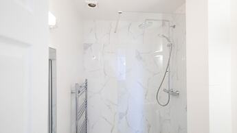 Modern Townhouse Apartment in Stratford Upon Avon With Wifi & Netflix