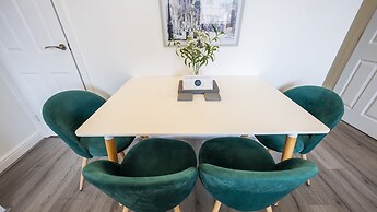 Modern Townhouse Apartment in Stratford Upon Avon With Wifi & Netflix