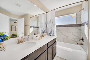 Comfy, Spacious, Newly Decorated With Lovely Pool Near Disney!