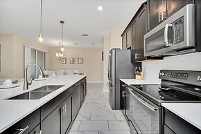 Comfy, Spacious, Newly Decorated With Lovely Pool Near Disney!