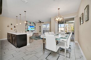 Comfy, Spacious, Newly Decorated With Lovely Pool Near Disney!