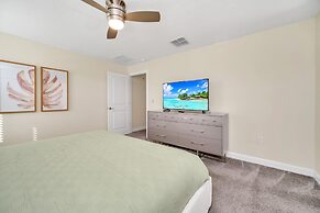 Comfy, Spacious, Newly Decorated With Lovely Pool Near Disney!