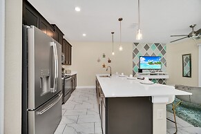 Comfy, Spacious, Newly Decorated With Lovely Pool Near Disney!