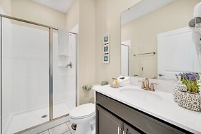 Comfy, Spacious, Newly Decorated With Lovely Pool Near Disney!