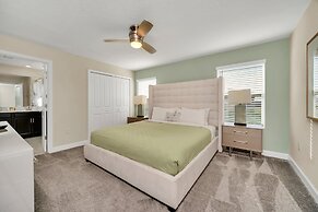 Comfy, Spacious, Newly Decorated With Lovely Pool Near Disney!