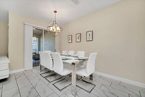 Comfy, Spacious, Newly Decorated With Lovely Pool Near Disney!