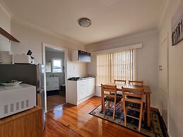 Cosy Unit by Airport - Heat Pump - WIFI