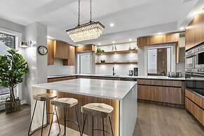 Chalet Monashee-brand New High End W/amazing Views