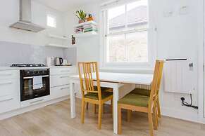 Bright and Airy 3 Bedroom Maisonette in South London